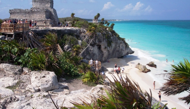 Camina por la espectacular playa de Tulum